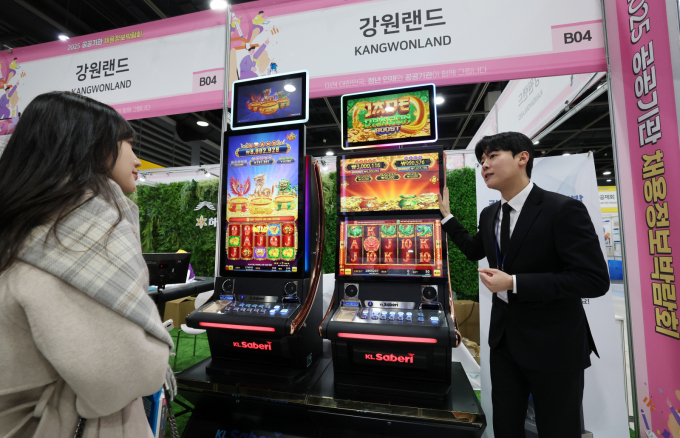 NH투자증권이 강원랜드 목표주가를 2만3000원에서 2만2000원으로 내렸다. 사진은 서울 서초구 양재 aT센터에서 열린 2025 공공기관 채용박람회 강원랜드 부스./사진=뉴스1