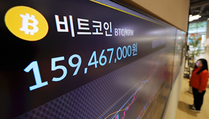 비트코인이 10만달러선 아래로 하락했다. 사진은 지난 4일 서울 서초구 빗썸라운지 전광판. /사진=뉴시스 