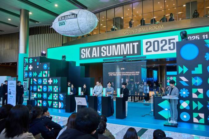 과학유튜버 '궤도'가 3일 서울 강남구 코엑스 'SK AI Summit(서밋) 2025'에서 사회를 보고 있다. /사진=SK텔레콤