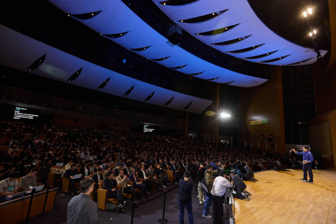  최태원 SK그룹 회장이 3일 서울 강남구 코엑스에서 열린 'SK AI Summit(서밋) 2025'에서 'AI Now & Next'를 주제로 기조연설을 하고 있다. /사진=SK텔레콤