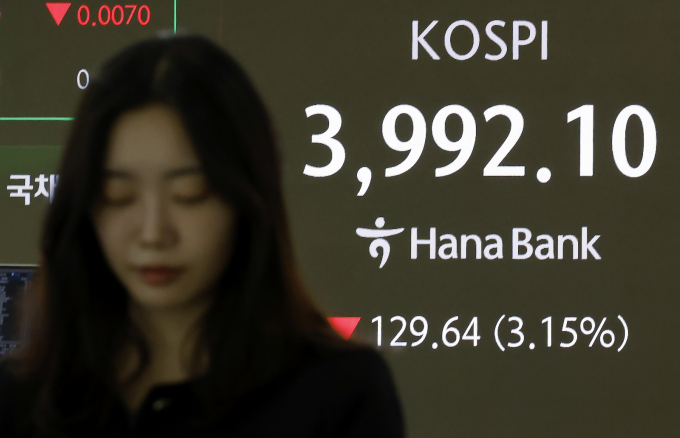 코스피가 장 중 4000선이 무너졌다. 사진은 5일 서울 중구 하나은행 딜링룸. /사진=뉴스1 