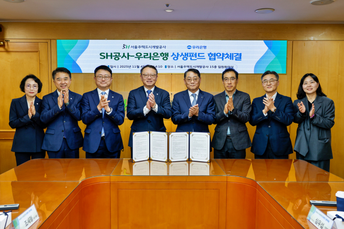 (왼쪽부터) 우리은행 박지영 센터장, 우리은행 정동일 본부장, 우리은행 조세형 기관그룹 부행장, 정진완 우리은행장, 황상하 SH 사장, 심우섭 SH 기획경영본부장, 유호석 SH 기획조정실장, 박수연 SH 예산자금부장이 지난 4일 서울주택도시개발공사에서 협약식을 진행하고 기념촬영을 하고 있다./사진=우리은행