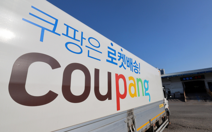 쿠팡이 3분기 최대 매출을 달성했음에도 영업이익률이 1%대에 머무르자 외신이 "실망스럽다"고 지적했다. 쿠팡이 5일(한국 시각) 미국 증권거래위원회(SEC)에 제출한 3분기 연결실적 보고서에 따르면 쿠팡의 3분기 매출은 12조8455억원(92억6700만 달러·분기 평균환율 1386.16), 영업이익은 2245억원(1억6200만 달러)을 기록했다. 각각 전년 동기 대비 20.2%, 51.5% 증가했다. 5일 오전 서울 서초구 쿠팡 서초1캠프에 쿠팡 배송차량이 대기하고 있다. /사진=뉴시스 이영환 기자