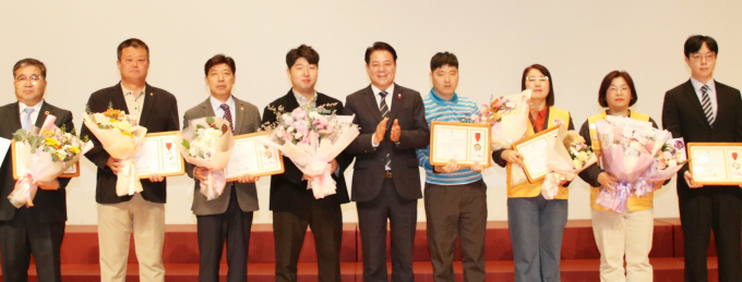 최대호 안양시장(왼쪽에서 다섯 번째)이 지난 4일 헌혈문화 확산 유공자·단체에 표창을 수여하고 기념촬영하고 있다. /사진제공=안양시