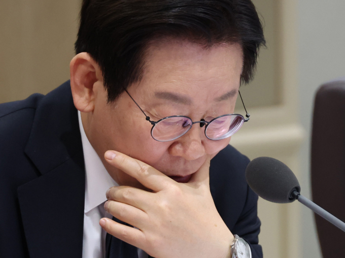 이재명 대통령이 감기 몸살로 인해 5일 예정된 공식 일정에 불참한다. 사진은 지난 4일 이재명 대통령이 서울 용산구 대통령실 청사에서 열린 국무회의에서 자료를 살펴보고 있는 모습. /사진=뉴시스(대통령실통신사진기자단)