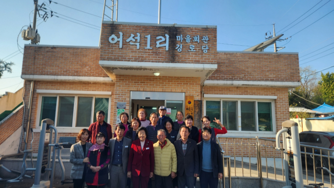 김경희 이천시장(앞줄 가운데)이 지난 4일 어석1리 마을을 방문해 주민들과 사진 촬영을 하고 있다. /사진제공=이천시