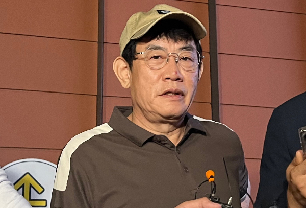 개그맨 이경규씨가 벌금형 약식명령을 받았다. 사진은 이경규가 지난 6월24일 오후 11시 45분께 서울 강남경찰서에서 약물 운전 혐의와 관련한 조사를 마친 뒤 취재진의 질문에 답하고 있는 모습. /사진=뉴스1