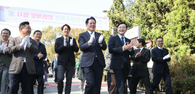 5일 서울대 안양수목원 개방 행사 정문 개방 세레모니에서 최대호 안양시장(앞줄 가운데)과 유홍림 서울대 총장(맨 오른쪽)이 수목원 안으로 입장하고 있다. /사진제공=안양시