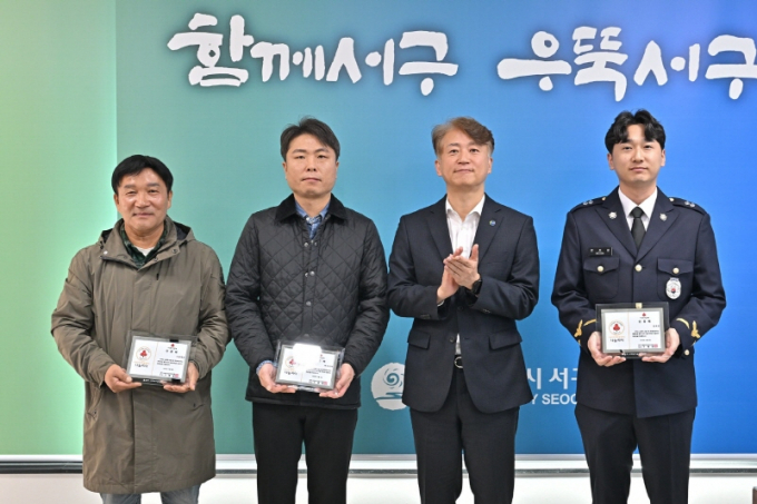 김이강 광주시 서구청장이 5일 집무실에서 고 김신자 씨의 유족, 해양경찰관 문호준 씨, 서창동 자생단체 연합회 ‘서창해온’의 ‘나눔리더100’ 가입식을 갖고 기념촬영 하고 있다./사진제공=광주 서구 
