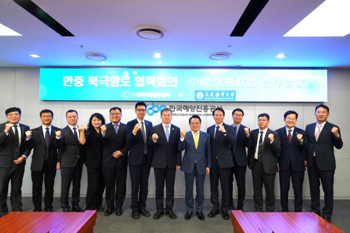 안병길 해진공 사장(오른쪽 여섯 번째)이 관계자들과 기념촬영을 하고 있다. /사진제공=해진공