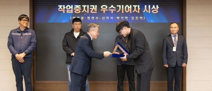김준동 남부발전 사장(앞줄 왼쪽)이 4일 부산 본사에서 협력사 직원 5명에게 ‘작업중지권 우수기여자 시상’을 하고 있다./사진=남부발전
