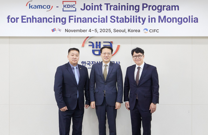 이종국 캠코 기업지원부문 총괄이사(가운데)가 엥크트루 민주어 몽골자산관리공사 사장(오른쪽) 및 게렐트-오드 훈바트 몽골예금보험공사 경영지원실장(왼쪽)과 기념쵤영을 하고 있다./사진=캠코