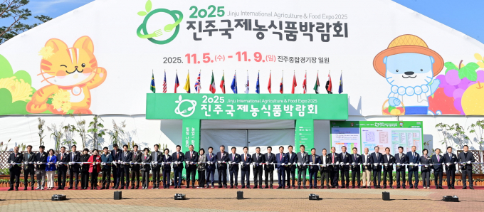 5일 진주종합운동장에서 진주국제농식품 박람회가 개막식에 참여한 관계자들이 테이프 커팅을 하고 있다./사진제공=진주시