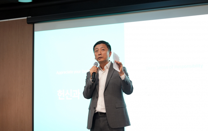 이용욱 SK온 최고경영자(CEO)가 5일 서울 종로구 SK온 관훈캠퍼스에서 열린 CEO 타운홀 미팅에서 인사하고 있다. / 사진=SK온