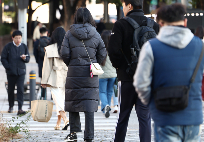 6일은 전국이 대체로 맑겠으나 일교차가 크고 미세먼지가 나쁘겠다. 사진은 전국 아침 최저 기온이 -2~11도로 올 가을 가장 추운 날씨를 보인 지난달 27일 오전 서울 종로구 광교 사거리에서 시민들이 두꺼운 외투를 입고 발걸음을 옮기고 있는 모습. /사진=뉴스1
