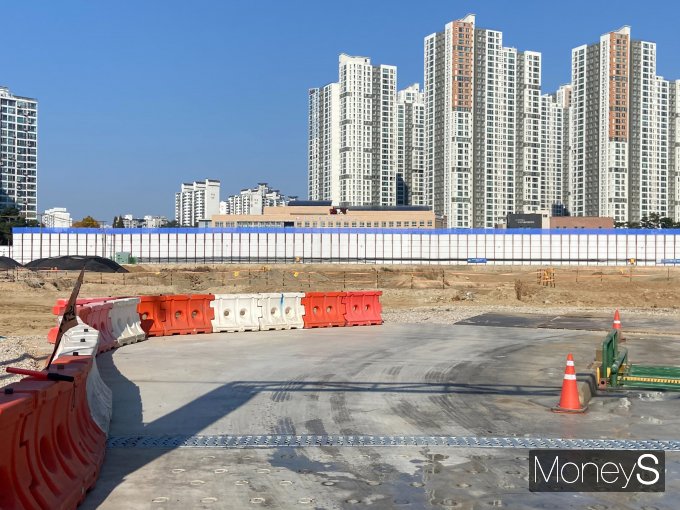인하대역 수자인 로이센트는 뛰어난 교육 환경과 생활 인프라로 주목받고 있다. 사진은 인하대역 수자인 로이센트 공사 현장으로 현장 뒤로 인천용학초가 보인다. /사진=최성원 기자