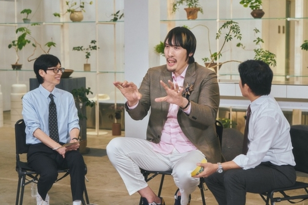 '테크노 골리앗' 최홍만이 tvN 예능프로그램 '유 퀴즈 온 더 블럭'에 출연해 근황을 전한다. 사진은 tvN '유 퀴즈 온 더 블럭'에 출연한 최홍만 모습. /사진=tvN 제공