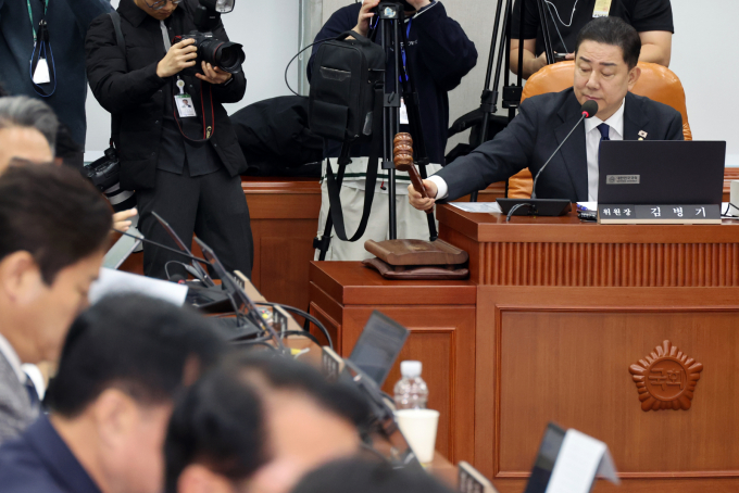 국회 운영위원회가 6일 서울 여의도 국회에서 이재명 정부 대통령실에 대한 첫 국정감사를 진행한다. 사진은 지난 5일  김병기 국회 운영위원회 위원장이 서울 여의도 국회에서 열린 국가인권위원회에 대한 국정감사에서 의사봉을 두드리고 있는 모습. /사진=뉴시스