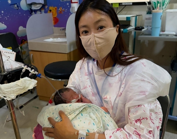 배우 이시영이 전남편과 이혼 후 냉동 배아 이식을 통해 얻은 둘째 딸을 출산했다. 사진은 배우 이시영과 둘째 딸 모습. /사진=이시영 인스타그램 캡처