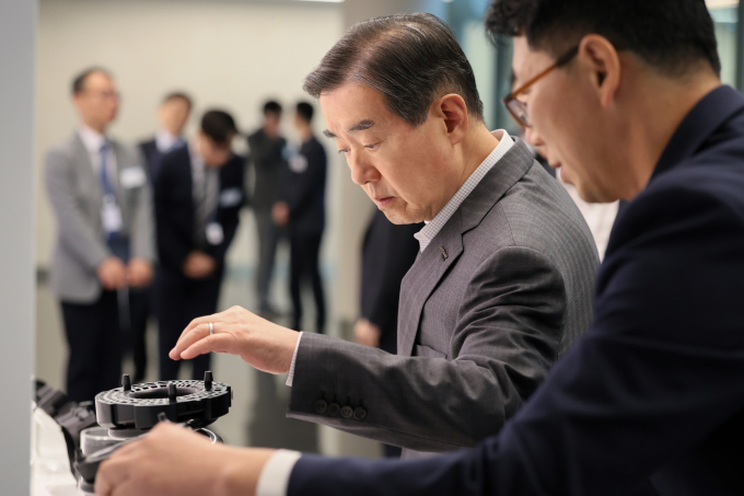 5일 삼양디스커버리센터에서 열린 ‘삼양 이노베이션 R&D 페어 2025’에서 삼양홀딩스 김윤 회장이 전시 과제를 살펴보고 있다. / 사진=삼양그룹