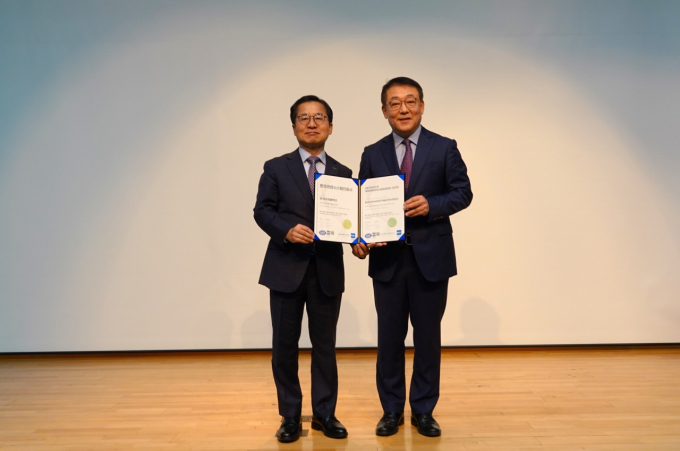 지난달 30일 오후 경기 성남시 코이카 본부에서 열린 ISO 14001 인증서 수여식에서 김동호 코이카 경영전략본부 이사(왼쪽)와 이정명 한국준법진흥원 원장이 기념 촬영을 하고 있다. /사진=코이카