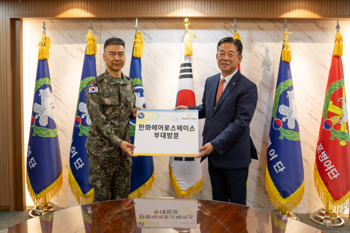 지난 5일 육군 9사단 백마부대에서 진행된 위문금 전달식에서 강준수 한화에어로스페이스 임원(오른쪽)과 권영우 9사단장 직무대리(왼쪽)가 기념사진을 찍던 모습. /사진=한화에어로스페이스