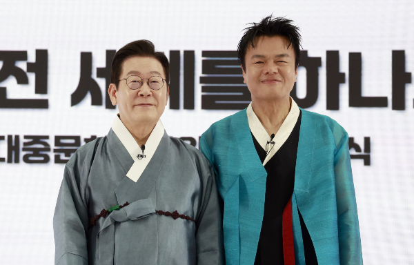 가수 박진영이 대중문화교류위원회 위원장직을 수락한 배경에 대해 밝혔다. 사진은 이재명 대통령이 1일 경기 고양시 킨텍스에서 열린 대중문화교류위원회 출범식에서 박진영 대중문화교류위원회 공동위원장에게 위촉장 수여 후 기념촬영하는 모습. /사진=뉴시스