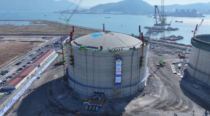  BS한양이 지난 5일 여수시 묘도 소재 '동북아 LNG 허브 터미널' 건설 현장에서 LNG 저장탱크 지붕을 설치하고 이를 기념하는 상량식을 개최했다. 사진은 여수 ‘동북아 LNG 허브 터미널’ LNG 저장탱크에 지붕이 설치된 모습. /사진=BS한양 