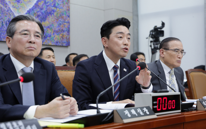  강훈식 대통령 비서실장(가운데)이 6일 서울 여의도 국회에서 열린 국회운영위원회의 대통령비서실 등에 대한 국정감사에서 조인트 팩트시트와 관련한 의원 질의에 답변하고 있다. /사진=뉴스1