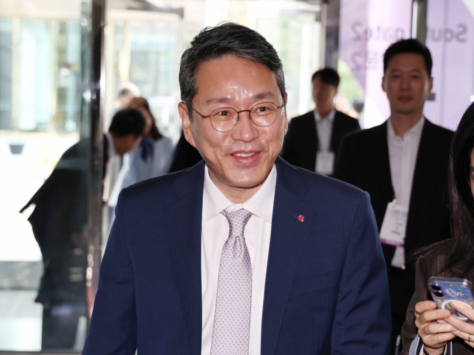 조주완 LG전자 최고경영자(CEO)는 올해 LG전자의 스마트 팩토리 사업 수주액이 전년 대비 30% 증가한 5000억원에 이를 것으로 전망된다고 밝혔다. 사진은 조주완 LG전자 대표가 지난달 21일 오전 서울 강남구 코엑스에서 열린 '2025 한국전자전' 개막식에 참석하며 취재진의 질문에 답하고 있는 모습. /사진=뉴스1