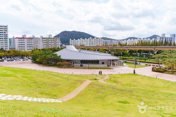 대성동고분박물관은 금관가야 최고 지배층들의 무덤에서 발굴된 유물과 자료들을 볼 수 있다./사진=한국관광공사