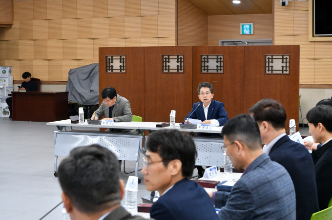유정근 영주시장 권한대행이 '영주 비상활주로 활용방안 기본구상 연구용역' 최종보고회에서 인사말을 하고 있다. /사진제공= 영주시