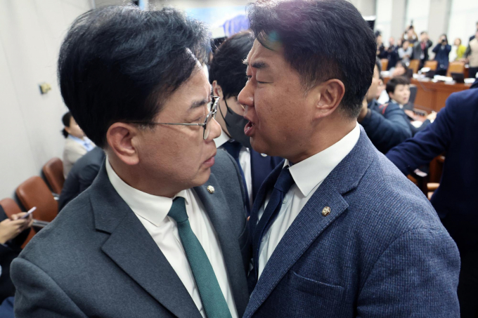 송언석 국민의힘 의원(원내대표)와 이기헌 더불어민주당 의원이 6일 서울 여의도 국회에서 열린 운영위원회의 대통령비서실 등 국정감사에서 정회 후 퇴장하는 과정에 충돌하고 있다. /사진=뉴시스