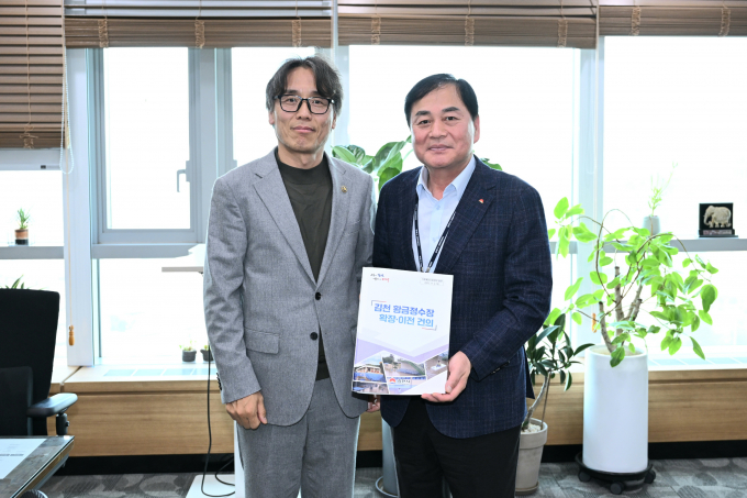 배낙호 김천시장(오른쪽)이 기후에너지환경부 제1차관(사진 왼쪽)을 만나 황금정수장 확장·이전 사업 추진을 건의하며 기념촬영을 하고 있다. /사진제공=김천시