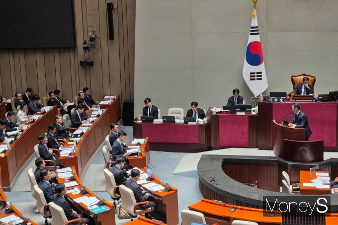 국회 예산결산특별위원회가 내년도 본예산 심사 일정에 돌입한 가운데 김상욱 의원(더불어민주당·울산 남구갑)이 국내 석유화학 산업의 위기 상황을 지적하며 정부의 대응책을 추궁했다. 사진은 이날 질의에 나선 김상욱 의원의 모습. /사진=김성아 기자
