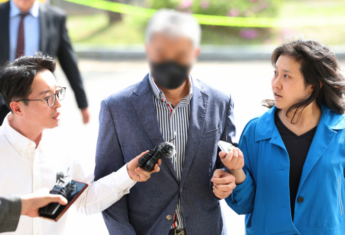 경북 산불'을 유발해 산림보호법상 실화 혐의를 받는 50대 성묘객 A씨(가운데)가 지난 4월24일 오후 대구지방법원 의성지원에서 열린 구속 전 피의자 심문(영장실질심사)에 출석하고 있다. /사진=뉴스1