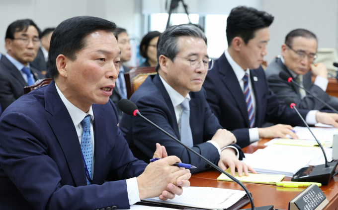 대통령경호처가 지난해 일어난 비상계엄 사태와 관련 일련의 과정에서 부적절한 처신을 했다며 공식으로 사과했다.사진은 6일 강병인 대통령경호처 기획관리실장 직무대리가 서울 여의도 국회에서 열린 국회운영위원회의 대통령비서실 등에 대한 국정감사에서 의원 질의에 답변하고 있는 모습. /사진=뉴스1