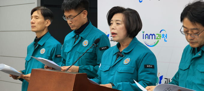 신계용 과천시장(오른쪽서 두 번째)이 6일 일부 수돗물에서 깔따구 유충이 발견되자 긴급 기자회견을 열고 대응책을 밝히고 있다. /사진제공=과천시