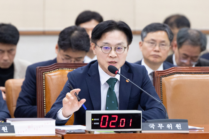 김정관 산업톨상부 장관이 6일 서울 여의도 국회에서 열린 법제사법위원회 제429회국회(정기회) 제12차 전체회의에 출석해 의원 질의에 답변하고 있다. / 사진=뉴스1 이승배 기자