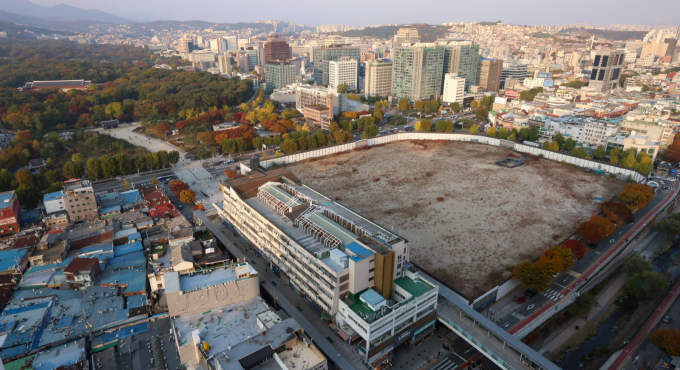 서울시의회가 국가유산청(옛 문화재청)과 협의 없이 문화재 인근 개발 규제를 완화한 서울시 조례를 개정한 것은 적법하다는 대법원 판단이 나왔다. 사진은 6일 서울 종로구 종묘와 세운4구역 모습. /사진=뉴시스