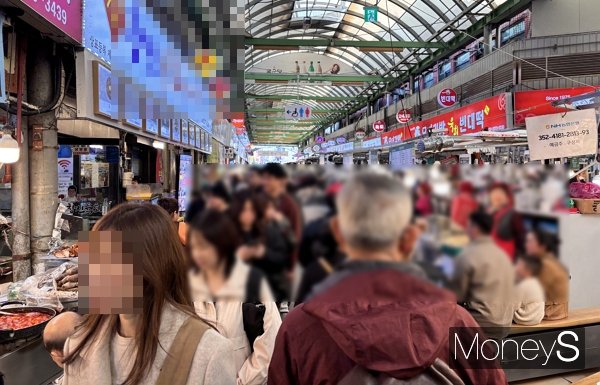 서울 종로구 광장시장에서 일부 상인의 불친절과 바가지 논란이 불거진 가운데, 시장 상인회가 논란이 된 점포에 대해 영업정지 등 제재를 단행하고 재발 방지에 나서겠다고 밝혔다. 사진은 6일 방문객으로 가득 찬 광장시장 먹거리 골목의 모습. /사진=김다솜 기자