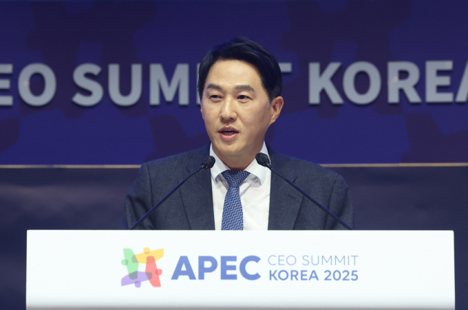 금융정보분석원이 두나무에게 352억원의 과태료 처분을 내렸다. 사진은 오경석 두나무 사장이 최근 경북 경주예술의전당에서 열린 APEC CEO 써밋에 나섰던 모습. /사진=공동취재단(뉴시스)