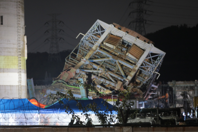 (한국동서발전 울산화력발전소 내 보일러타워 붕괴 사고에서 매몰된 7명 중 1명이 곧 구조될 것으로 보인다. 사진은 6일 오후 울산 남구 용잠동 한국동서발전 울산화력발전소 보일러 타워 붕괴 사고 현장에서 야간 수색 작업이 이어지고 있는 모습. /사진=뉴스1