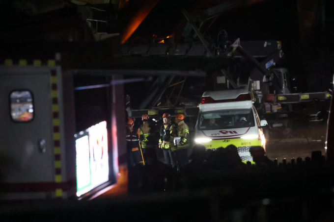  울산화력발전소 붕괴 사고로 인해 매몰자 1명이 숨졌다. 사진은 7일 울산 남구 동서발전 울산화력발전소 보일러 타워 붕괴현장에서 소방대원들이 매몰자 수색·구조작업을 벌이고 있는 모습. /사진=뉴스1