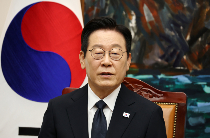 이재명 대통령이 지난 6일 12·3 비상계엄 관련 내란·외환 의혹을 수사하는 조은석 특별검사팀의 수사 기한 연장 요청을 승인했다. 사진은 지난 4일 시정연설을 하기 위해 국회를 방문한 이재명 대통령이 서울 여의도 국회의장 접견실에서 우원식 국회의장과의 환담을 하고 있는 모습. /사진=뉴시스(국회사진기자단)
