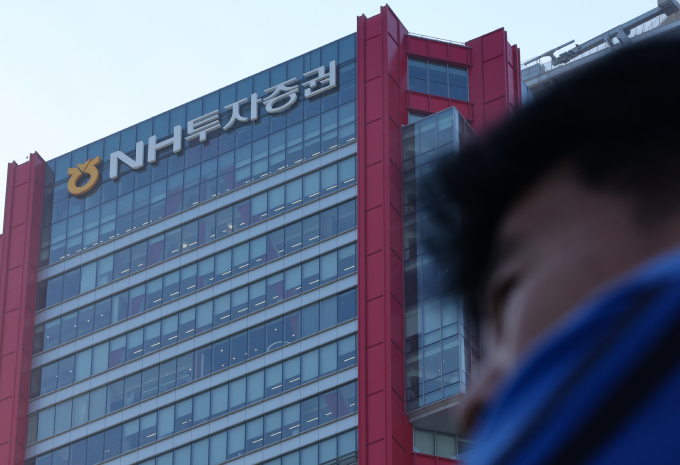 한국거래소가 1억원 규모의 손해배상 청구 소송을 당한 NH투자증권에게 주권매매거래 정지를 통보했다. 사진은 서울 여의도 HN투자증권 사옥. /사진=뉴시스
