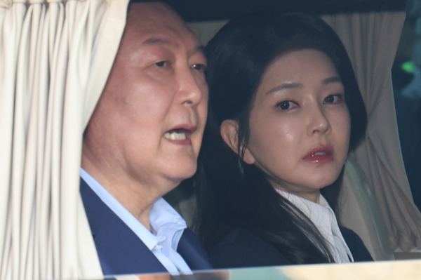  윤석열 전 대통령과 김건희 여사가 헌법재판소 파면 결정 후 일주일 만인 지난 4월11일 오후 서울 용산구 한남동 대통령 관저를 떠나고 있는 모습. /사진=뉴스1(공동취재단)