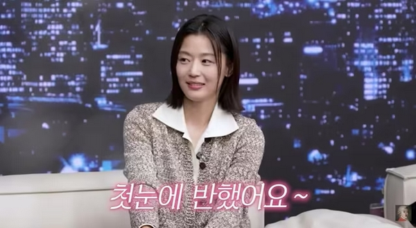 배우 전지현이 남편과 러브 스토리를 공개하며 이혼설을 종결시켰다. 사진은 유튜브 채널 '공부왕찐천재 홍진경'에 출연한 배우 전지현 모습. /사진=유튜브 채널 '공부왕찐천재 홍진경' 캡처