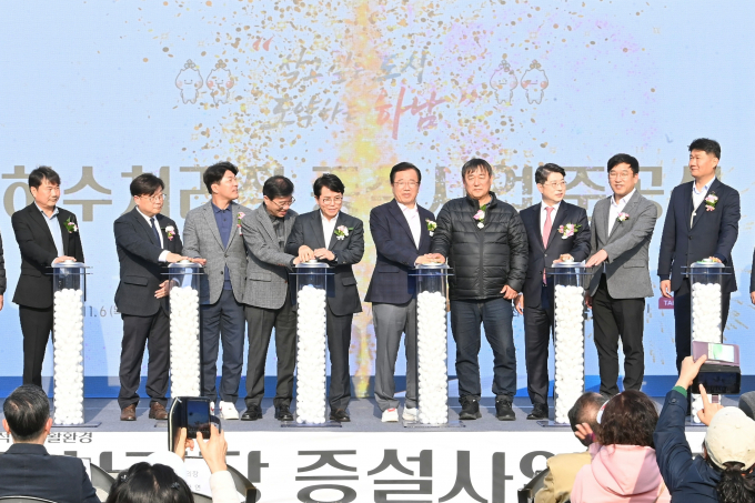  이현재 하남시장(오른쪽서 5번째)이 6일 하남공공하수처리시설 증설사업 준공식 행사에 참석해 관계자들과 테이프 커팅 후 단체사진을 찍고 있다. /사진제공=하남시