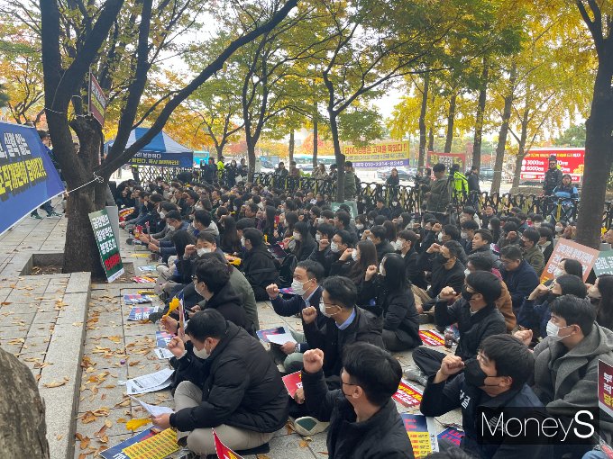 롯데손해보험이 내년 1월2일가지 경영개선계획을 금융당국에 제출하기로 했다. 사진은 지난 6일 서울 여의도 금융감독원 앞에서 경영개선권고 조치가 부당하다며 시위를 벌이는 롯데손보 노조 관계자들. /사진=유찬우 기자